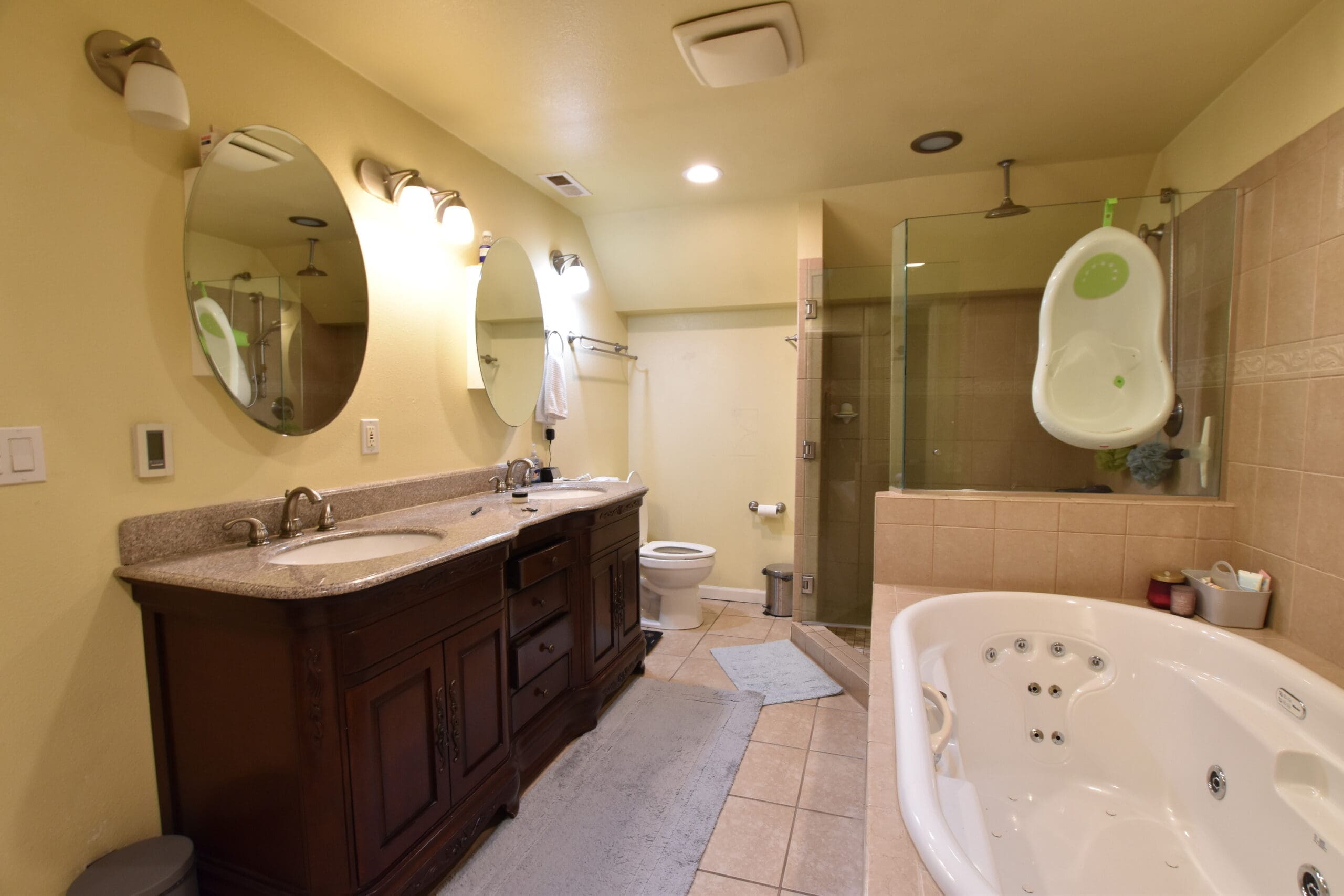 Beautiful bathroom with bath tub and round mirror
